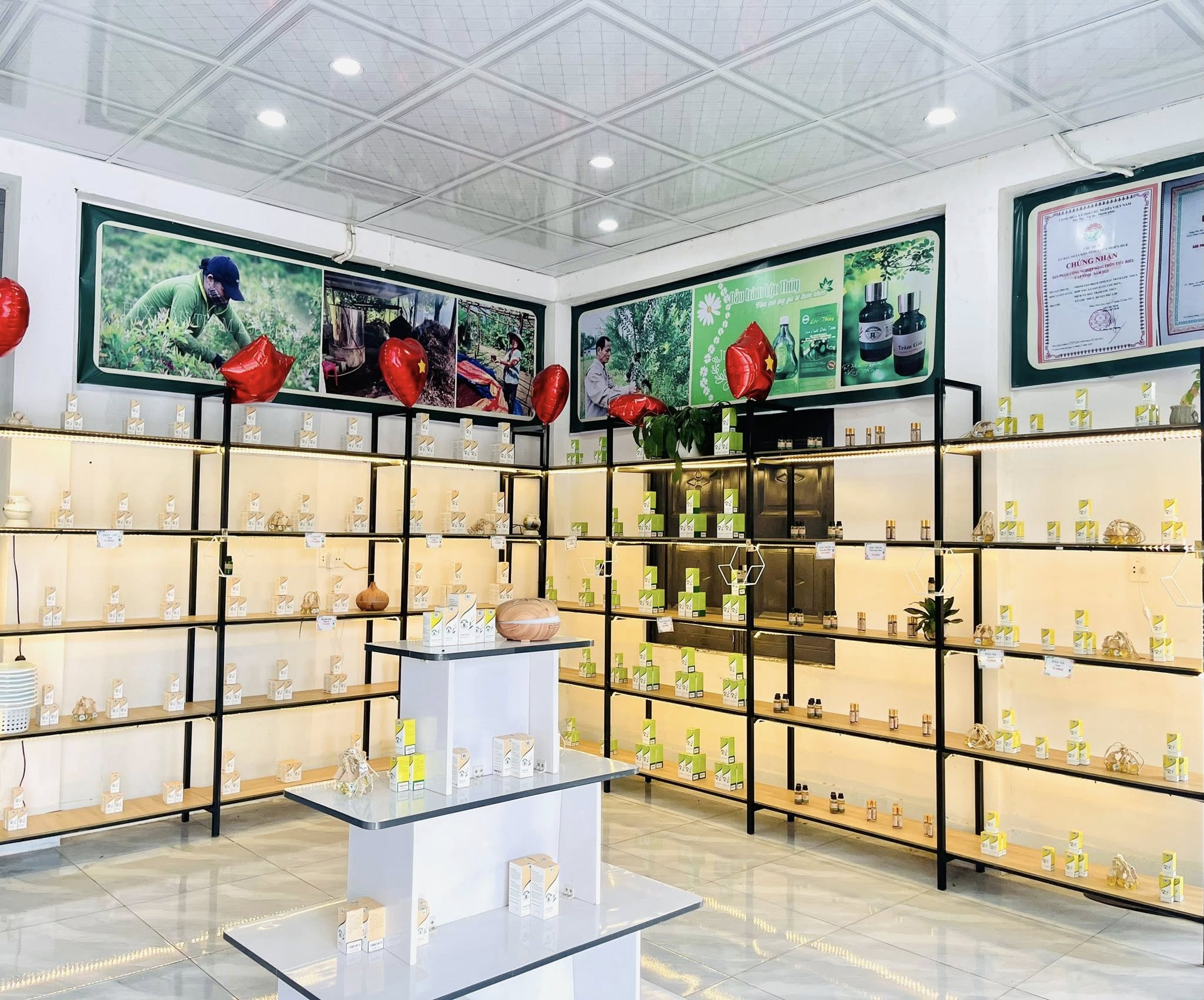 Trưng bày sản phẩm - Hợp Tác Xã Sản Xuất, Chế Biến, Dịch Vụ Dầu Tràm Xã Lộc Thủy